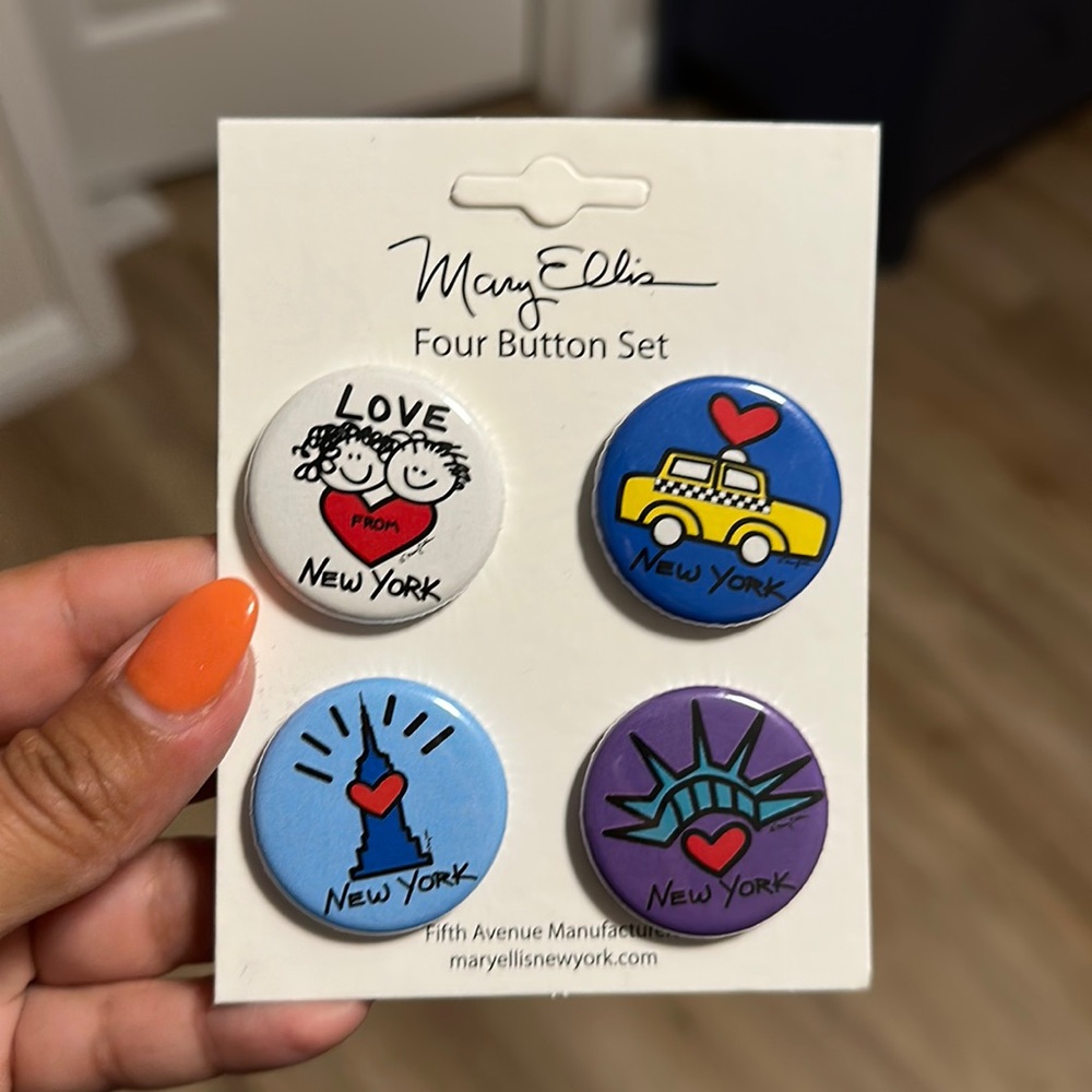 NWT New York Buttons Set of 4 1.25 inch NYC Souvenir Lapel Pins by Mary Ellis